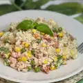Obrok salata sa pirinčem i tunjevinom