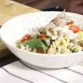 Salata sa makaronama, tunjevinom i krastavčićima