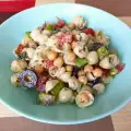 Šarena salata sa testeninom i prelivom od kiselog mleka