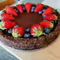 Čokoladni tart sa rogačem i šumskim voćem