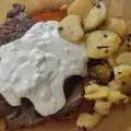 Svinjske šnicle sa sotiranim krompirom i sosom od pavlake