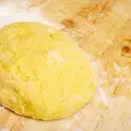 Testo od maslaca sa jajima i šećerom u prahu