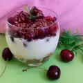 Lagani doručak sa kiselim mlekom i trešnjama