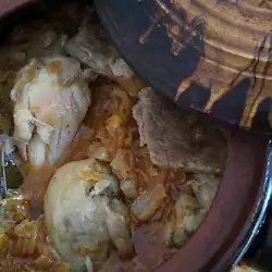 Kiseli kupus u đuvečari sa svinjetinom i piletinom