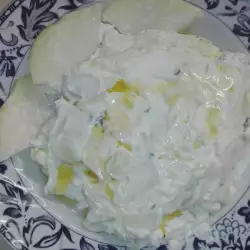 Salata se kelerabom i ceđenim kiselim mlekom