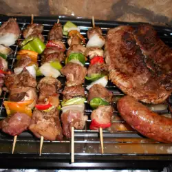 Ražnjići na roštilju sa mesom