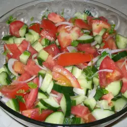 Brza salata sa paradajzom i krastavcima