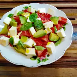 Salata sa avokadom, mocarelom i paradajzom
