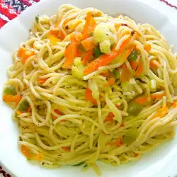 Biljni špageti sa hrskavim povrćem