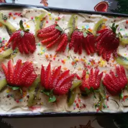 Keks torta s kivijem, bananama i jagodama