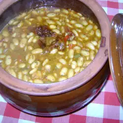 Ukusni pasulj u glinenoj posudi sa paprikama