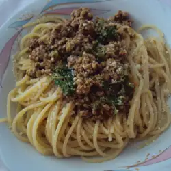 Špagete sa mlevenim mesom i maslinovim uljem
