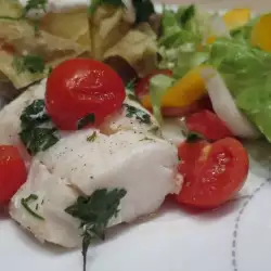 Bela riba sa čeri paradajzom u kesi za pečenje