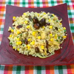 Šarena salata sa bulgurom, kukuruzom i jajetom