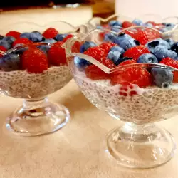 Desert u čaši sa orašastim plodovima