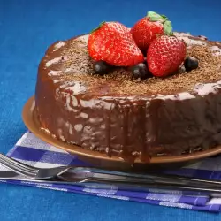Čokoladna torta s jagodama i brašnom