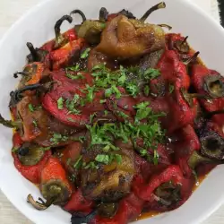 Pržene pečene paprike sa paradajz sosom i belim lukom