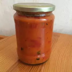 Pečene crvene paprike sa paradajz sosom u teglama