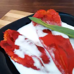 Pečene crvene paprike u mlečnom sosu
