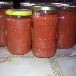 Paprike sa paradajz sosom i belim lukom u teglama