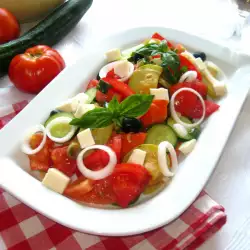 Salata od paradajza sa tikvicama i kozijim sirom