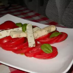 Salata od paradajza, plavog sira i bosiljka