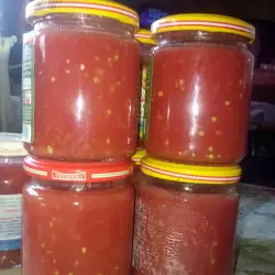 Salsa od paradajza u teglama