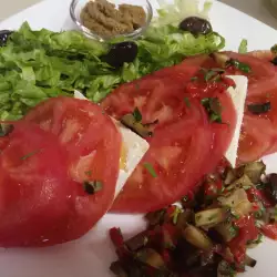 Salata od oljuštenog paradajza, sira i umaka od patlidžana