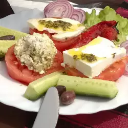 Paradajz salata sa tri vrste sira
