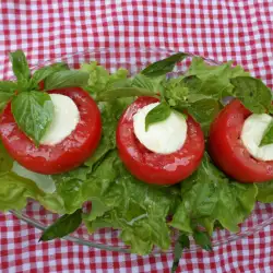Punjeni paradajz sa zelenom salatom