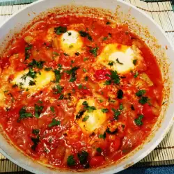 Tikvice sa paradajz sosom i poširanim jajima