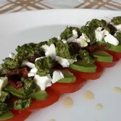 Salata od paradajza sa pestom od avokada i peršuna