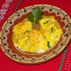 Pržena jaja sa sirom, zelenim maslinama i peršunom