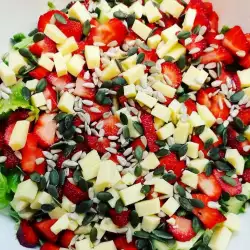 Egzotična salata sa ajsbergom, jagodama i čedrom