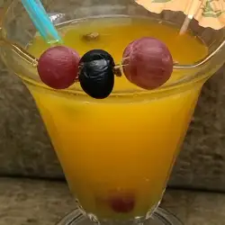 Sveži sok od pomorandže sa ogrozdom