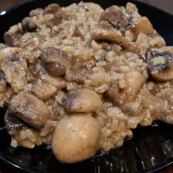 Želuci od patke sa pirinčem i pečurkama u tiganju