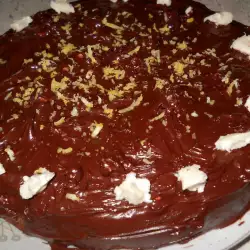 Glaziran kolač sa prirodnom čokoladom sa lešnikom