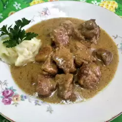 Kuvani zalogaji od svinjskog mesa sa ukusnim sosom od suve supe