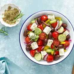 Mediteranska salata sa maslinama i sirom