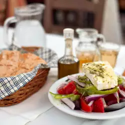 Grčka salata sa pečenim sirom
