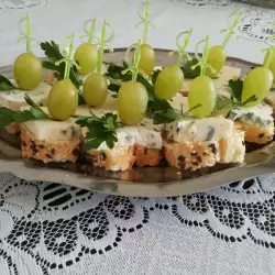 Parti zalogaji sa plavim sirom, grožđem i peršunom