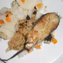Riba hek u rerni sa pirinčem, mladim lukom i šargarepom