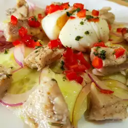 Salata sa haringlom, krastavcem i poširanim jajetom
