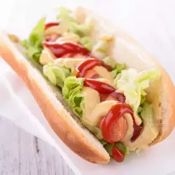 Hot dog sa mlečnom kupus salatom