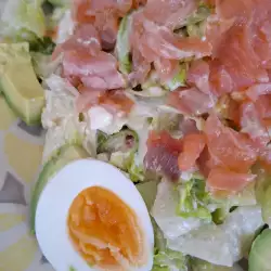 Ajsberg salata sa lososom i mlečnim sosom