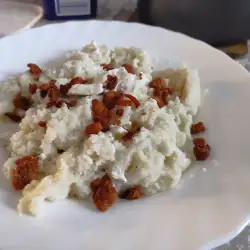 Kačamak sa sirom i čvarcima