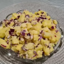 Krompir salata sa crvenim lukom i sokom od nara