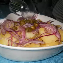 Krompir salata sa crvenim lukom i kaprom