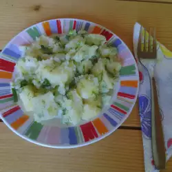 Krompir salata sa mirođijom, belim lukom i lukom