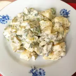 Krompir salata sa kislelim krastavčićima i majonezom